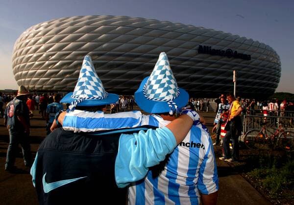 Löwenfans mit bayerischen Sepplhüten Arm in Arm vor der Allianz-Arena angesichts des Lokalderbys Fußball Herren Stadioneröffnung 2005, Eröffnung, TSV 1860 München, Test, Testspiel, Derby, Stadtderby Gruppe AllianzArena München