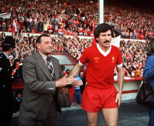 Trainer Bob Paisley applaudiert Tommy Smith (beide Liverpool) beim Auflaufen -  Fußball Herren Abschiedsspiel 1977, Abschied, English First Division 1976 1977, 1. Englische Liga, Liverpool FC Totale Anfield Road Stadium, Stadion Liverpool