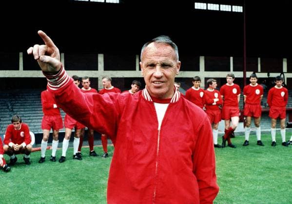 Trainer Bill Shankly (Liverpool) zeigt die Richtung an -  Fußball Herren English First Division 1970 1971, 1. Englische Liga, Liverpool FC Einzelbild Liverpool