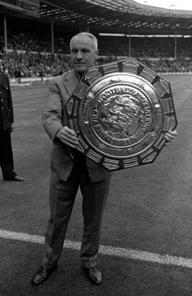 Supercupsieger Liverpool: Trainer Bill Shankly mit dem Charity Shield -  Fußball Herren English First Division 1965 1966, 1. Englische Liga, Charity Shield, Englischer Supercup Einzelbild Wembleystadion, Wembley London
