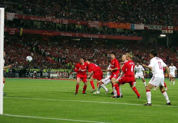 Freund und Feind schauen gespannt dem Ball hinterher, Paolo Maldini (3.v.li., Milan) erzielt das 1:0 Führungstor Fußball EC 1 Herren Champions League 2004 2005, AC Mailand - FC Liverpool 5:6 n.E., Finale, Endspiel, Vdig Gruppe Istanbul Spannung,
