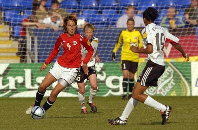 Ingvild Stensland (Norwegen, li.) am Ball, Conny Pohlers (Mitte) und Navina Omilade (beide Deutschland) schauen zu -  Fußball Länderspiel Damen Europameisterschaft 2005, Frauen, Frauenfußball, Gruppe B, Deutschland - Norwegen 1:0, Vdig Gruppe Warrington