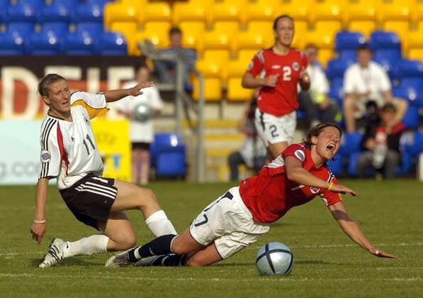 Trine Ronning (Norwegen, re.) wird von Anja Mittag (Deutschland) zu Fall gebracht -  Fußball Länderspiel Damen Europameisterschaft 2005, Frauen, Frauenfußball, Gruppe B, Deutschland - Norwegen 1:0, Vdig Gruppe Warrington Kampf,