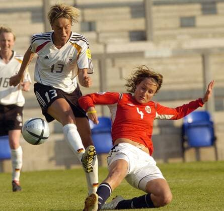 Sandra Minnert (Deutschland, li.) gegen das Tackling von Ingvild Stensland (Norwegen) -  Fußball Länderspiel Damen Europameisterschaft 2005, Frauen, Frauenfußball, Gruppe B, Deutschland - Norwegen 1:0, Vdig Gruppe Warrington Dynamik, Kampf,