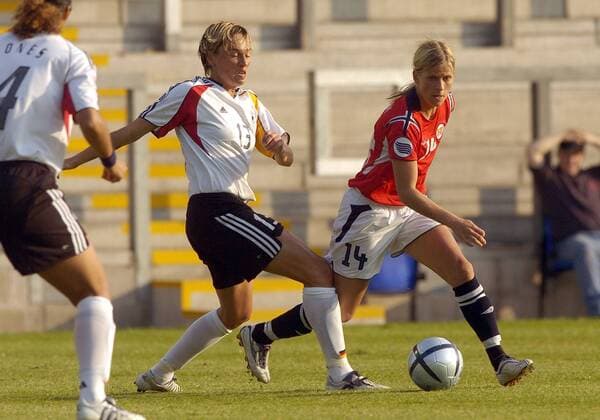 Dagny Mellgren (Norwegen, re.) gegen Sandra Minnert (Deutschland) -  Fußball Länderspiel Damen Europameisterschaft 2005, Frauen, Frauenfußball, Gruppe B, Deutschland - Norwegen 1:0, Vdig Gruppe Warrington Dynamik,