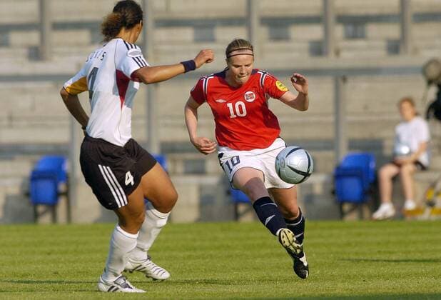 Unni Lehn (Norwegen, re.) zieht ab; Steffi Jones (Deutschland) schaut zu -  Fußball Länderspiel Damen Europameisterschaft 2005, Frauen, Frauenfußball, Gruppe B, Deutschland - Norwegen 1:0, Vdig Gruppe Warrington Dynamik,