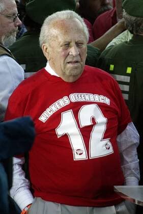 Ehrenpräsident Waldemar Klein (Offenbach) trägt das Trikot mit der Nummer 12 Fußball Herren Regionalliga Süd 2004 2005, 3. Liga, Offenbacher Kickers, OFC, Offenbach Einzelbild Mainz