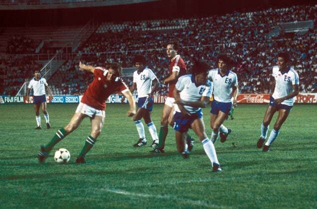 Laszlo Kiss (li.) zieht ab, Tibor Nyilasi (3.v.li., beide Ungarn) schaut gespannt zu Fußball WM Herren Weltmeisterschaft 1982, Länderspiel, Nationalmannschaft, Nationalteam, Nationaltrikot, Gruppe 3,Vdia Gruppe Elche Dynamik,
