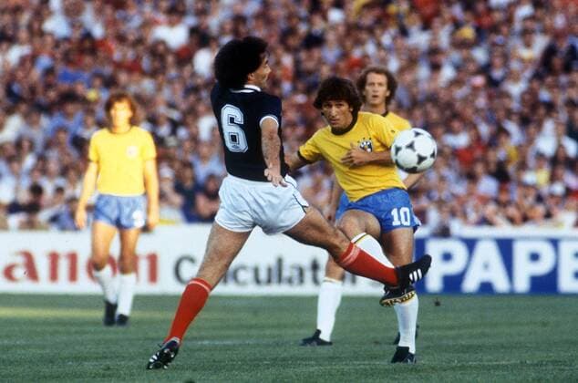 Zico (re., Brasilien) gegen William Miller (Schottland) Fußball WM Herren Weltmeisterschaft 1982, Länderspiel, Nationalmannschaft, Nationalteam, Nationaltrikot, Gruppe 6,Vdia Gruppe Sevilla Dynamik,