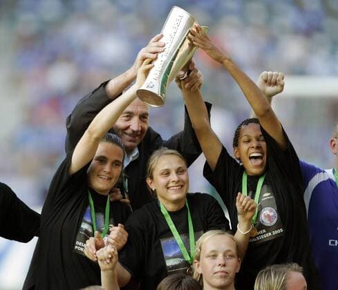 Die Spielerinnen des 1. FFC Turbine Potsdam bejubeln den DFB Pokalsieg 2005 - v.li.: Torfrau Nadine Angerer, Trainer Bernd Schröder, Jana Schadrack und Navina Omilade Fußball 1. BL Damen DFB Pokalfinale 2005, Pokal, Finale, Endspiel, Pokalendspiel, Pokalspiel, Frauen, Frauenfußball Gruppe Goldmedaille, Medaillen, Goldmedaillen Berlin Freude,