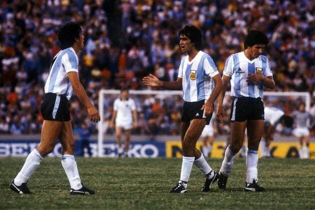Daniel Passarella (li.), Jorge Mario Olguin (Mitte) und Luis Galvan (alle Argentinien) unzufrieden Fußball Länderspiel Herren Copa de Oro 1981, Nationalmannschaft, Nationalteam, Nationaltrikot, Länderspiel Gruppe Montevideo Enttäuschung,