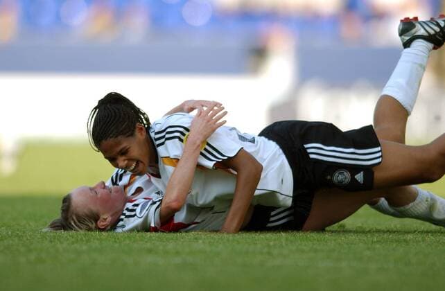 Navina Omilade (oben) und Conny Pohlers (beide Deutschland) - Torjubel Fußball EM Damen Europameisterschaft 2005, Frauen, Frauenfußball, Gruppe B, Nationalmannschaft, Nationalteam Gruppe Warrington Freude, Begeisterung