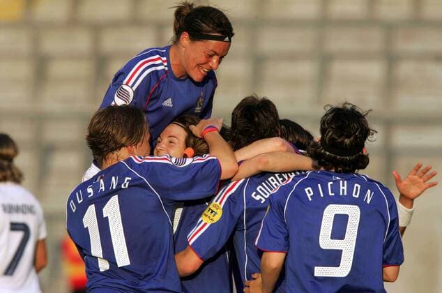 Torjubel Frankreich, oben Corinne Diacre Fußball EM Damen Europameisterschaft 2005, Frauen, Frauenfußball, Gruppe B, Nationalmannschaft, Nationalteam Gruppe pan9693 Warrington Freude, Begeisterung,  