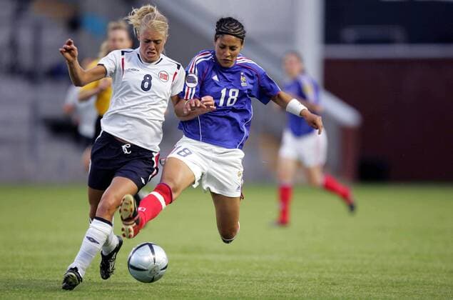 Hoda Lattaf (Frankreich, re.) gegen Solveig Gulbrandsen (Norwegen) Fußball EM Damen Europameisterschaft 2005, Frauen, Frauenfußball, Gruppe B, Nationalmannschaft, Nationalteam Gruppe pan9693 Warrington Dynamik, Kampf,  
