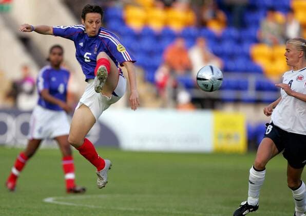 Sandrine Soubeyrand (Frankreich, li.) zieht ab, re. Solveig Gulbrandsen (Norwegen) Fußball EM Damen Europameisterschaft 2005, Frauen, Frauenfußball, Gruppe B, Nationalmannschaft, Nationalteam Gruppe pan9693 Warrington Dynamik,  