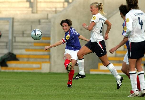 Sonia Bompastor (Frankreich, li.) zieht ab, re. Solveig Gulbrandsen (Norwegen) Fußball EM Damen Europameisterschaft 2005, Frauen, Frauenfußball, Gruppe B, Nationalmannschaft, Nationalteam Gruppe pan9693 Warrington Dynamik,  