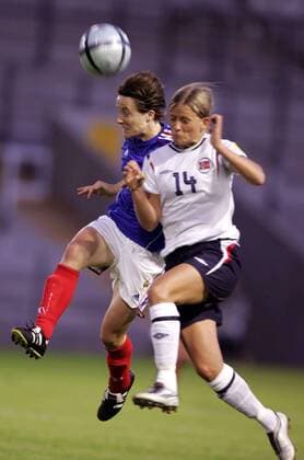 Dagny Mellgren (Norwegen, re.) gegen Peggy Provost (Frankreich) Fußball EM Damen Europameisterschaft 2005, Frauen, Frauenfußball, Gruppe B, Nationalmannschaft, Nationalteam Gruppe pan9693 Warrington Dynamik, Kampf,  
