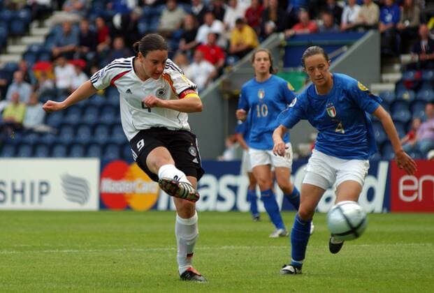 Birgit Prinz (Deutschland, li.) erzielt das 0:1, Sara Di Filippo (Italien) kommt zu spät Fußball EM Damen Europameisterschaft 2005, Frauen, Frauenfußball, Gruppe B, Nationalmannschaft, Nationalteam Gruppe Preston Dynamik,