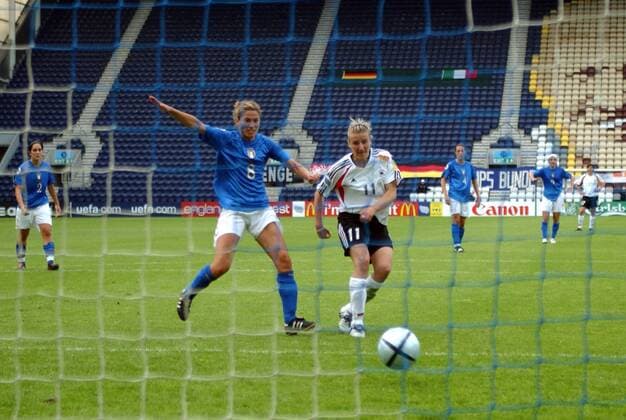 Anja Mittag (Deutschland, re.) erzielt das 0:4, Damiana Deiana (Italien) kommt zu spät Fußball EM Damen Europameisterschaft 2005, Frauen, Frauenfußball, Gruppe B, Nationalmannschaft, Nationalteam Gruppe Preston Dynamik,