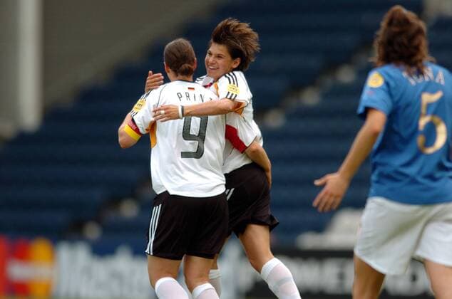 Ariane Hingst (re.) und Birgit Prinz (beide Deutschland) - Torjubel Fußball EM Damen Europameisterschaft 2005, Frauen, Frauenfußball, Gruppe B, Nationalmannschaft, Nationalteam Gruppe Preston Freude,