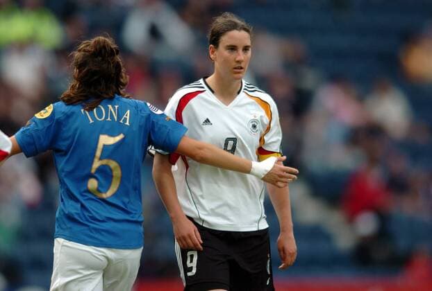 Birgit Prinz (Deutschland, re.) wird von Elisabetta Tona (Italien) bewacht Fußball EM Damen Europameisterschaft 2005, Frauen, Frauenfußball, Gruppe B, Nationalmannschaft, Nationalteam Gruppe Preston