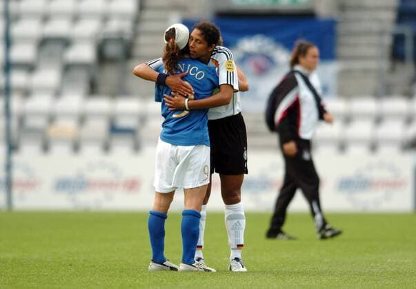 Im Frauenfußball geht es harmonisch zu - Steffi Jones (Deutschland, re.) tröstet die unterlegene Patrizia Panico (Italien) Fußball EM Damen Europameisterschaft 2005, Frauen, Frauenfußball, Gruppe B, Nationalmannschaft, Nationalteam Gruppe Preston Harmonie, Kameradschaft,