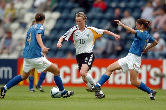 Conny Pohlers (Deutschland, Mitte) gegen Ilaria Pasqui (re.) und Sara di Filippo (beide Italien) Fußball EM Damen Europameisterschaft 2005, Frauen, Frauenfußball, Gruppe B, Nationalmannschaft, Nationalteam Gruppe Preston Dynamik,