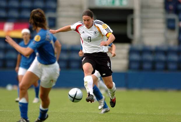 Birgit Prinz (Deutschland) am Ball Fußball EM Damen Europameisterschaft 2005, Frauen, Frauenfußball, Gruppe B, Nationalmannschaft, Nationalteam Einzelbild Preston Dynamik,