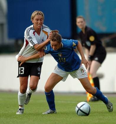 Sandra Minnert (Deutschland, li.) gegen Elisa Camporese (Italien) - mit Hacken und Ösen Fußball EM Damen Europameisterschaft 2005, Frauen, Frauenfußball, Gruppe B, Nationalmannschaft, Nationalteam Gruppe Preston Dynamik, Kampf,