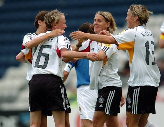 Torjubel Deutschland, V.re. Sandra Minnert, Britta Carlson und Conny Pohlers Fußball EM Damen Europameisterschaft 2005, Frauen, Frauenfußball, Gruppe B, Nationalmannschaft, Nationalteam Gruppe Preston Freude,