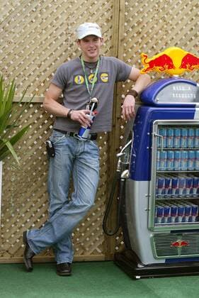 Testfahrer Scott Speed (USA Red Bull Cosworth) lehnt lässig ein einem mit Produkten seines Sponsors Red Bull gefüllten Kühlschrank Motorsport Grand Prix Herren Großer Preis von Montreal 2005, Formel 1 Weltmeisterschaft, F1, F, GP, WM Einzelbild Montreal