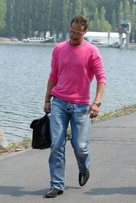 Michael Schumacher (Deutschland Ferrari) trägt schwer an seiner Tasche Motorsport Grand Prix Herren Großer Preis von Montreal 2005, Formel 1 Weltmeisterschaft, F1, F, GP, WM Einzelbild Montreal