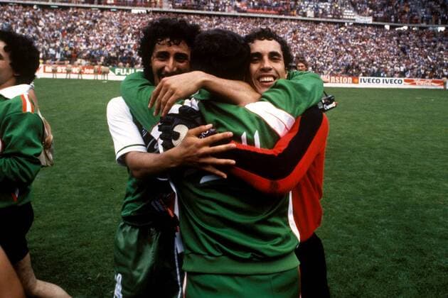 Schlußjubel Algerien, u.a. mit: Torwart Mahdi Cerbah (re.) und Djamel Zidane (li.) Fußball WM Herren Weltmeisterschaft 1982, Nationalmannschaft, Nationalteam, Nationaltrikot, Länderspiel, Gruppe 2 Gruppe Gijon Begeisterung, Freude,
