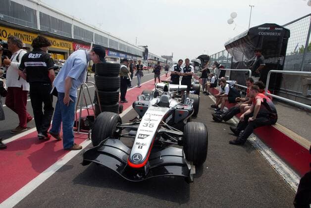 Der Bolide von McLaren Mercedes wird in der Boxengasse ganz genau betrachtet Motorsport Grand Prix Herren Großer Preis von Montreal 2005, Formel 1 Weltmeisterschaft, F1, F, GP, WM Gruppe Montreal