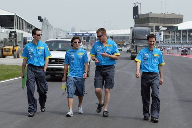 Fernando Alonso (Spanien Renault, 2.v.li.) bei der Streckenbegehung mit seinen Technikern Motorsport Grand Prix Herren Großer Preis von Montreal 2005, Formel 1 Weltmeisterschaft, F1, F, GP, WM Gruppe Montreal
