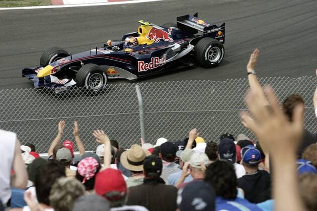 Testfahrer Scott Speed (USA Red Bull Cosworth) fährt mit seinem Boliden an den Zuschauern vorbei Motorsport Grand Prix Herren Großer Preis von Kanada 2005, Formel 1 Weltmeisterschaft, F1, F, GP, WM, Freies Training Einzelbild Montreal