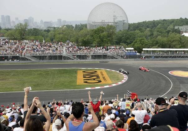 Vor der Skyline von Montreal - Michael Schumacher (re., Deutschland Ferrari) und Testfahrer Pedro de la Rosa (Spanien McLaren Mercedes) in der Casinokurve Motorsport Grand Prix Herren Großer Preis von Kanada 2005, Formel 1 Weltmeisterschaft, F1, F, GP, WM, Freies Training Totale Circuit GillesVilleneuve, L Epingle, Lepingle Montreal, Perspektive, Zuschauerperspektive
