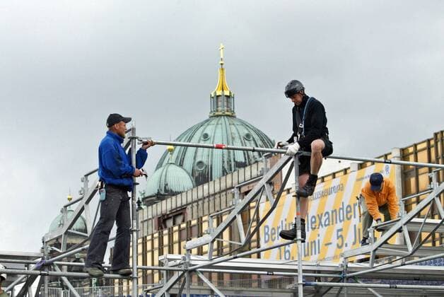 Aufbau des Beachvolleyballstadions für die Weltmeisterschaft 2005 in Berlin, im Hintergrund der Berliner Dom Beachvolleyball WM Herren Vorschau Beach Weltmeisterschaft 2005, Gruppe Berlin