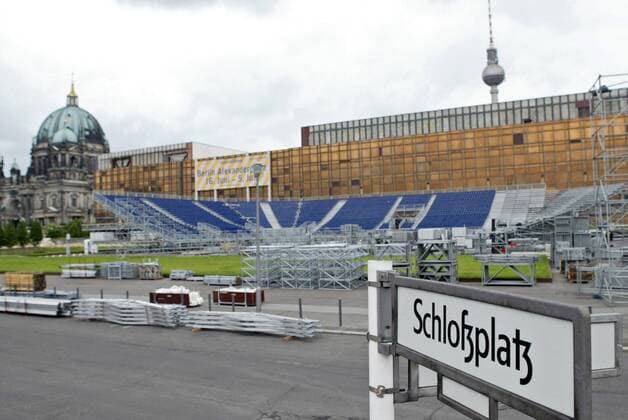 Aufbau des Beachvolleyballstadions für die Weltmeisterschaft 2005 in Berlin, im Hintergrund der Berliner Dom, der Palast der Republik und der Fernsehturm Beachvolleyball WM Herren Vorschau Beach Weltmeisterschaft 2005, Totale Berlin