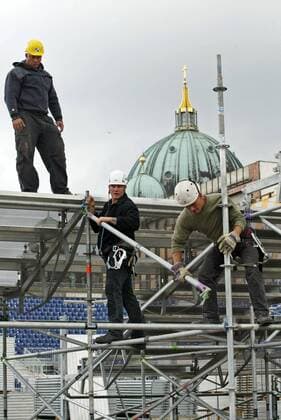 Aufbau des Beachvolleyballstadions für die Weltmeisterschaft 2005 in Berlin, im Hintergrund der Berliner Dom Beachvolleyball WM Herren Vorschau Beach Weltmeisterschaft 2005, Gruppe Berlin