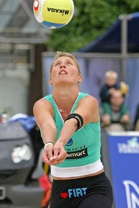 Hella Jurich (Deutschland) - Ballannahme Beachvolleyball Damen Zürich Masters 2005, Zurich, Zuerich, Beach Einzelbild Essen
