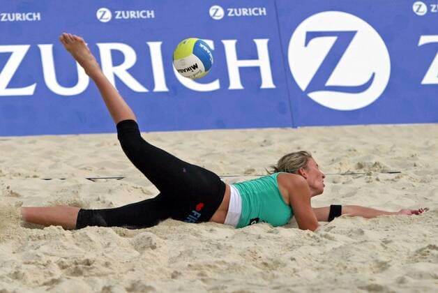 Hella Jurich (Deutschland) verfehlt den Ball und landet im Sand Beachvolleyball Damen Zürich Masters 2005, Zurich, Zuerich, Beach Einzelbild Essen Abwehr,