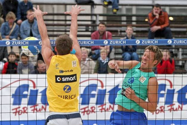David Klemperer (Deutschland, re.) scheitert am gegnerischen Block Beachvolleyball Herren Zürich Masters 2005, Zurich, Zuerich, Beach Gruppe Essen Dynamik,