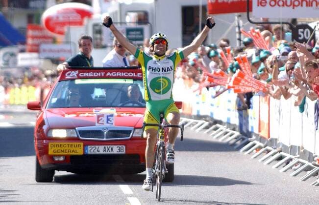 Santiago Botero (Kolumbien Phonak) jubelt vor der Zieleinfahrt -  Radsport Herren Dauphine Libere 2005, Straßenradsport, Straße, Rad Totale Freude, Begeisterung,