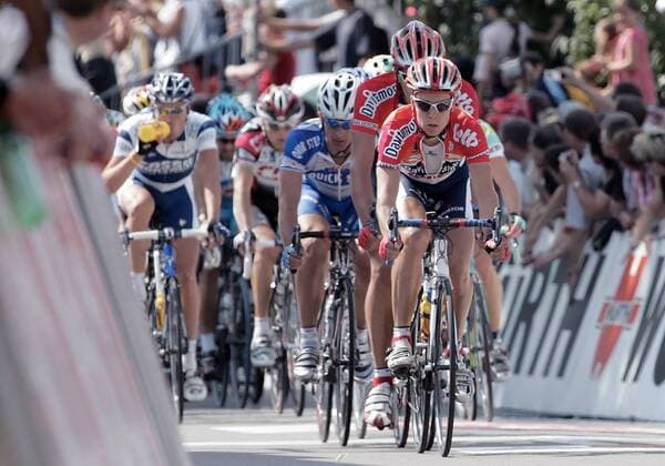 Die Spitze des Feldes der 1. Etappe der Tour de Suisse auf der Zielgeraden Radsport Herren Tour de Suisse 2005, Straßenradsport, Straße, Rad, ProTour Gruppe 1. Etappe: Schaffhausen - Weinfelden