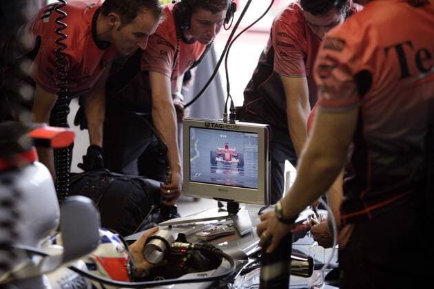 Kimi Räikkönen (Finnland McLaren Mercedes) beobachtet aus dem Cockpit seines Boliden die Qualifyingrunde von Michael Schumacher (Deutschland Ferrari) und kühlt sich mit Druckluft ein wenig ab Motorsport Grand Prix Herren Großer Preis von Kanada 2005, Formel 1 Weltmeisterschaft, F1, F, GP, WM, Qualifying Gruppe Montreal