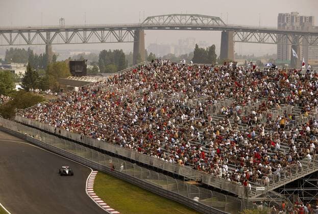 Kimi Räikkönen (Finnland McLaren Mercedes) mit seinem Boliden vor während der Qualifyingsession gut gefüllten Rängen Motorsport Grand Prix Herren Großer Preis von Kanada 2005, Formel 1 Weltmeisterschaft, F1, F, GP, WM, Qualifying Totale Montreal