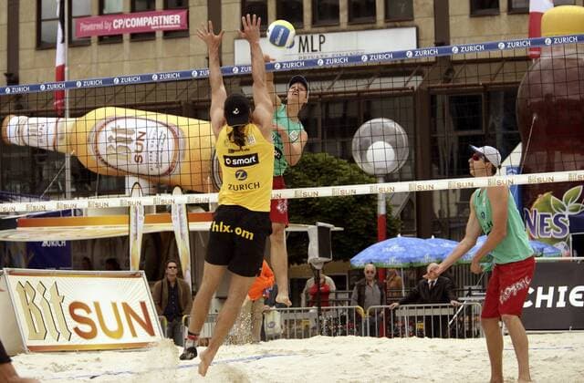 Mischa Urbatzka (Mitte) - Schmetterball beobachtet von Daniel Krug (beide Deutschland, re.) Beachvolleyball Herren Zürich Masters 2005, Zurich, Zuerich, Beach Gruppe Essen