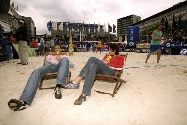 RTL Moderator Simon Südel und die Beachvolleyballexpertin Maike Dieckmann haben es sich im Liegestuhl bequem gemacht Beachvolleyball Damen Zürich Masters 2005, Zurich, Zuerich Gruppe Essen