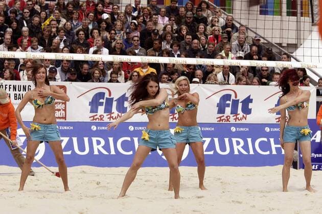 Leicht bekleidete Tänzerinnen sorgen für Stimmung beim Zürich Masters 2005 in Essen Beachvolleyball Damen Zürich Masters 2005, Zurich, Zuerich Gruppe Essen